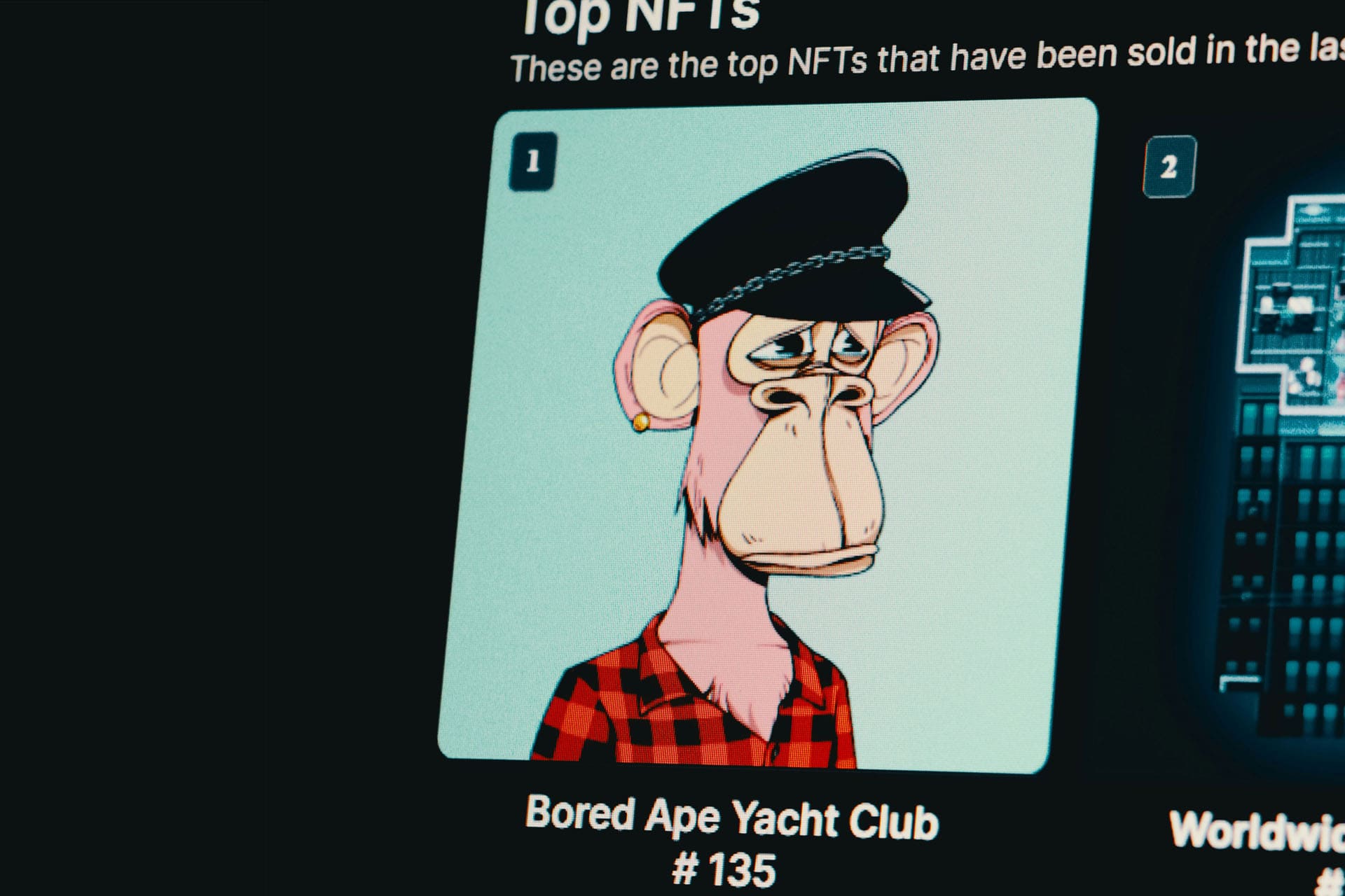  屏幕显示 Bored Ape Yacht Club NFT，这是最受欢迎的数字收藏品之一。